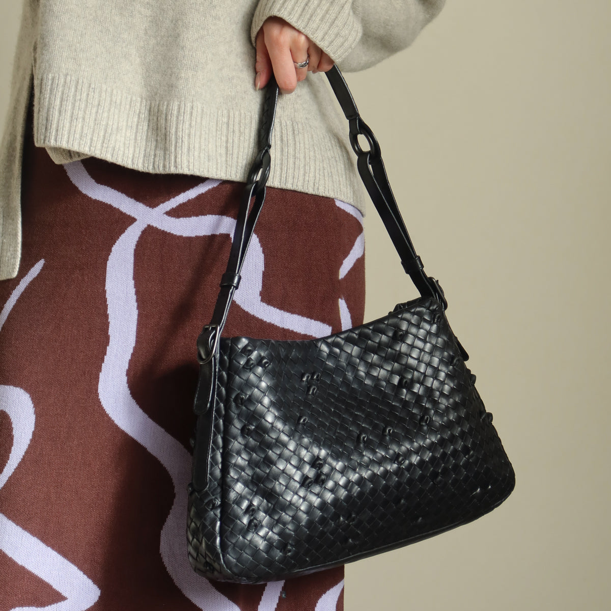 Rare Bottega Veneta Vintage Black Intrecciato knots Ring Strap Shoulder Bag