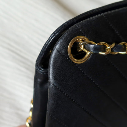 Chanel Vintage Black Lambskin Chevron Quilted Kiss Lock 2way Bag M